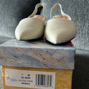 Bella Vita Sarah Pump, Features a Pointed Toe and a kitten heel.